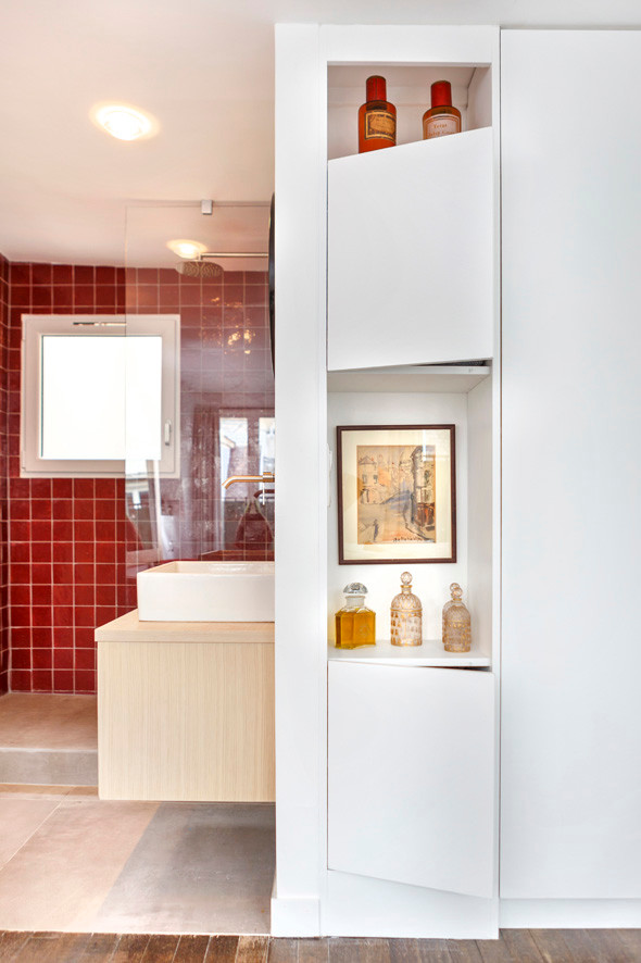 Design ideas for a mid-sized modern bathroom in Paris with beaded inset cabinets, a curbless shower, red tile, ceramic tile, a drop-in sink and an open shower.