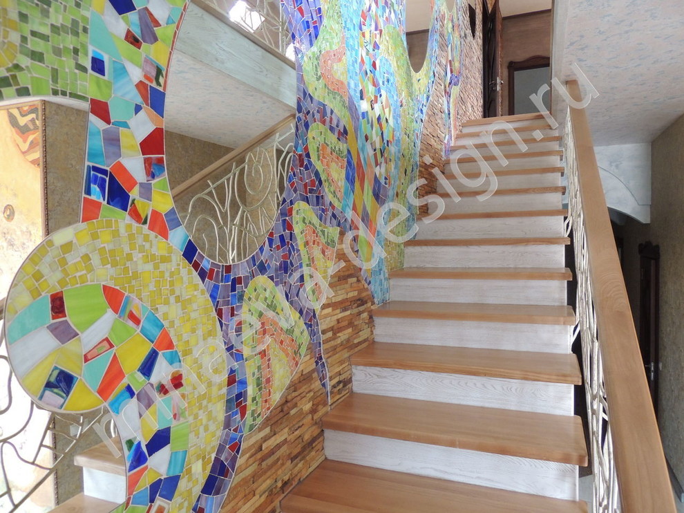 Ручная мозаика в стиле Гауди (25 кв.м), лестничный пролет