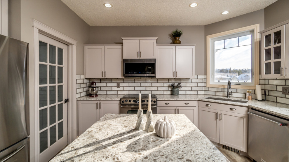 Kitchen - transitional kitchen idea in Calgary