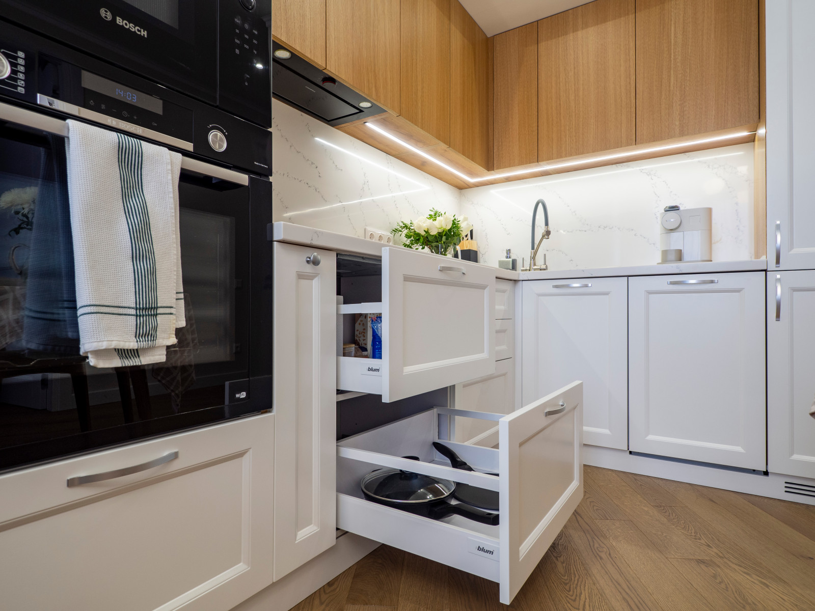 Уютная белая неоклассическая кухня с элементами под дерево