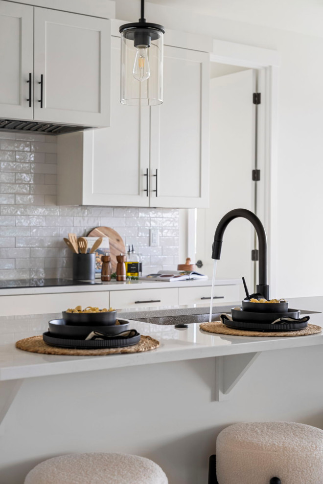 Transitional l-shaped eat-in kitchen photo with an island