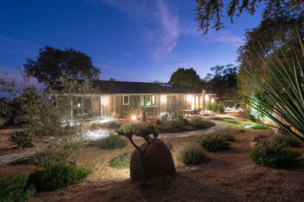 Ispirazione per un giardino xeriscape minimal dietro casa con sassi e rocce