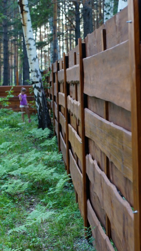 забор из необрезной доски