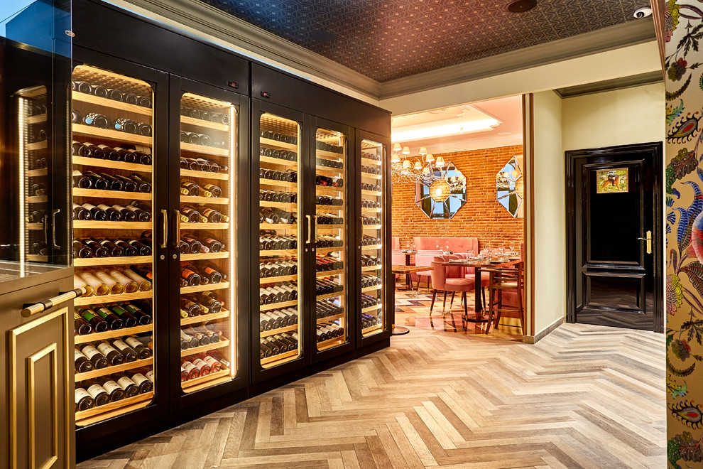 Diseño de bodega tradicional de tamaño medio con suelo de madera clara