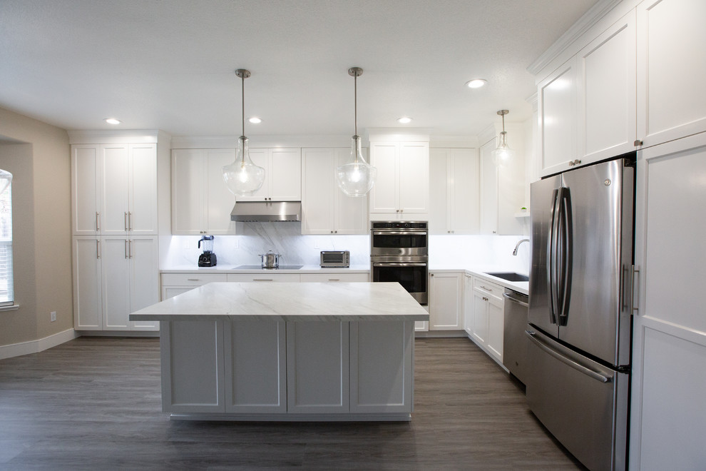 Photo of a large contemporary l-shaped eat-in kitchen in Sacramento with an undermount sink, white cabinets, quartz benchtops, grey splashback, porcelain splashback, stainless steel appliances, with island and white benchtop.