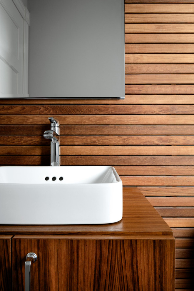Inspiration för ett mellanstort funkis badrum med dusch, med släta luckor, bruna skåp, bruna väggar och ett fristående handfat