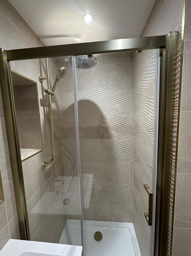 Modern Main Bathroom in Basingstoke