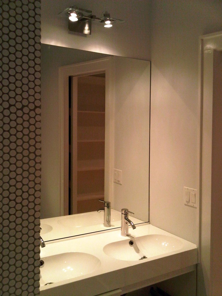 Photo of a modern bathroom in Austin.