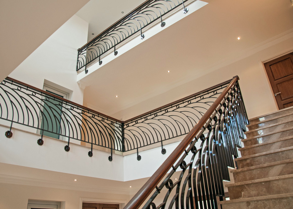 Источник вдохновения для домашнего уюта: большая прямая лестница в стиле неоклассика (современная классика) с мраморными ступенями, подступенками из мрамора и перилами из смешанных материалов