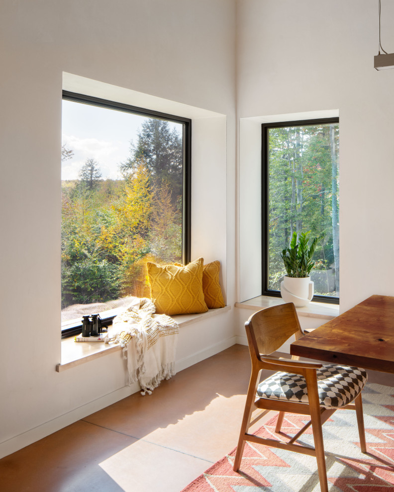 Источник вдохновения для домашнего уюта: гостиная-столовая в современном стиле с белыми стенами, бетонным полом и оранжевым полом