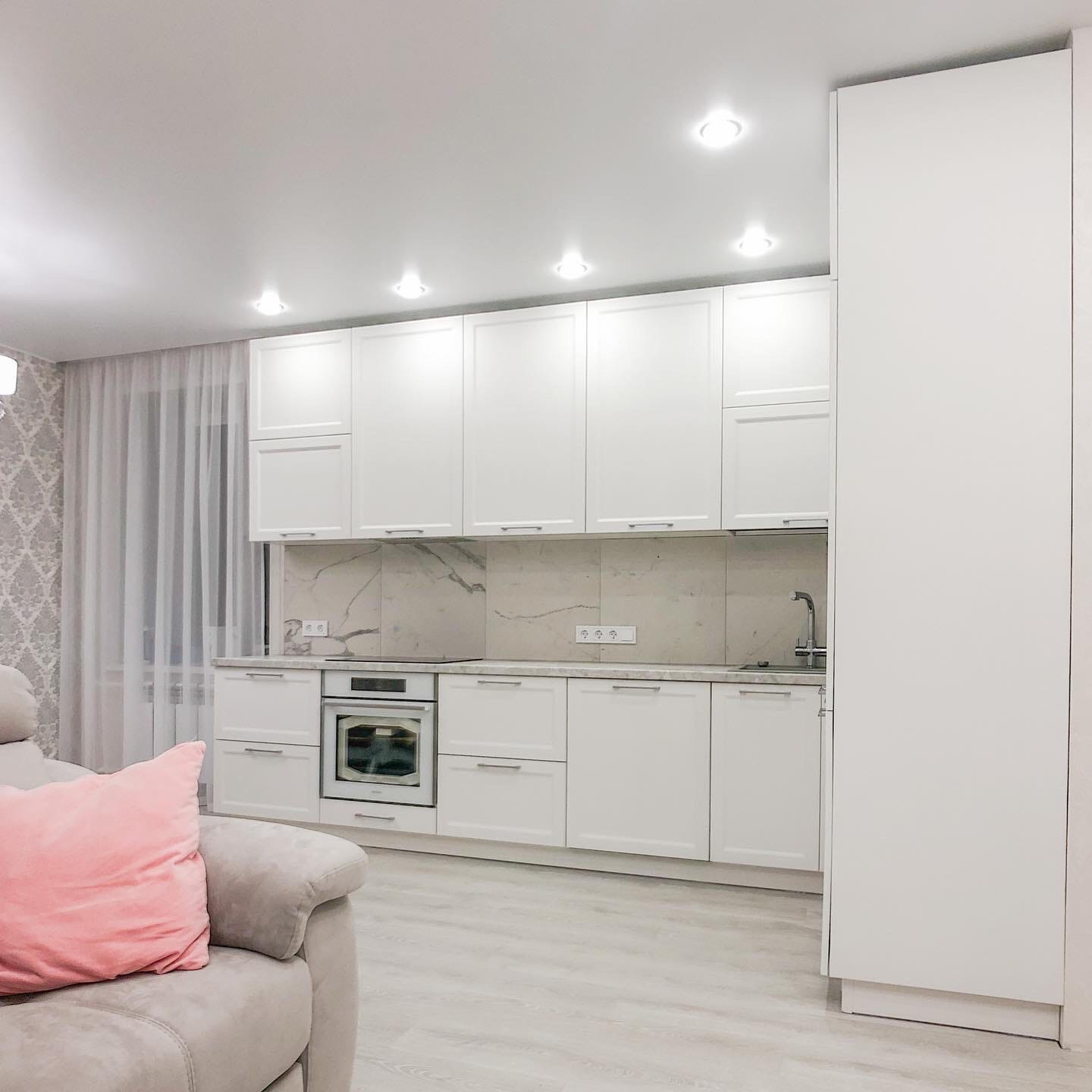 Кухня с белыми эмалевыми фасадами