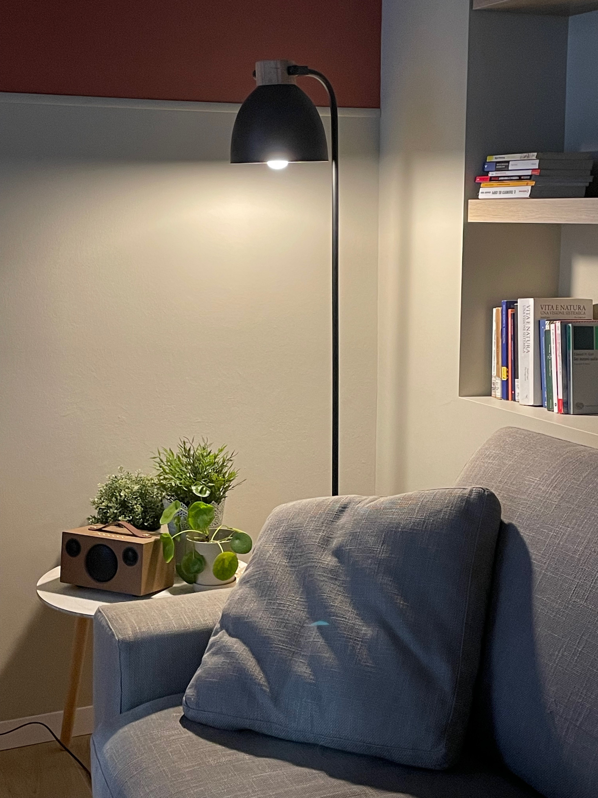 Angolo relax con illuminazione e materiali coordinati