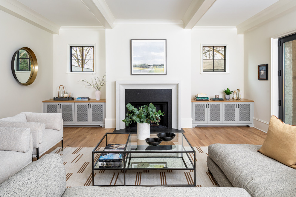 Offenes Klassisches Wohnzimmer mit hellem Holzboden, Kamin und Kaminumrandung aus Stein in Charlotte