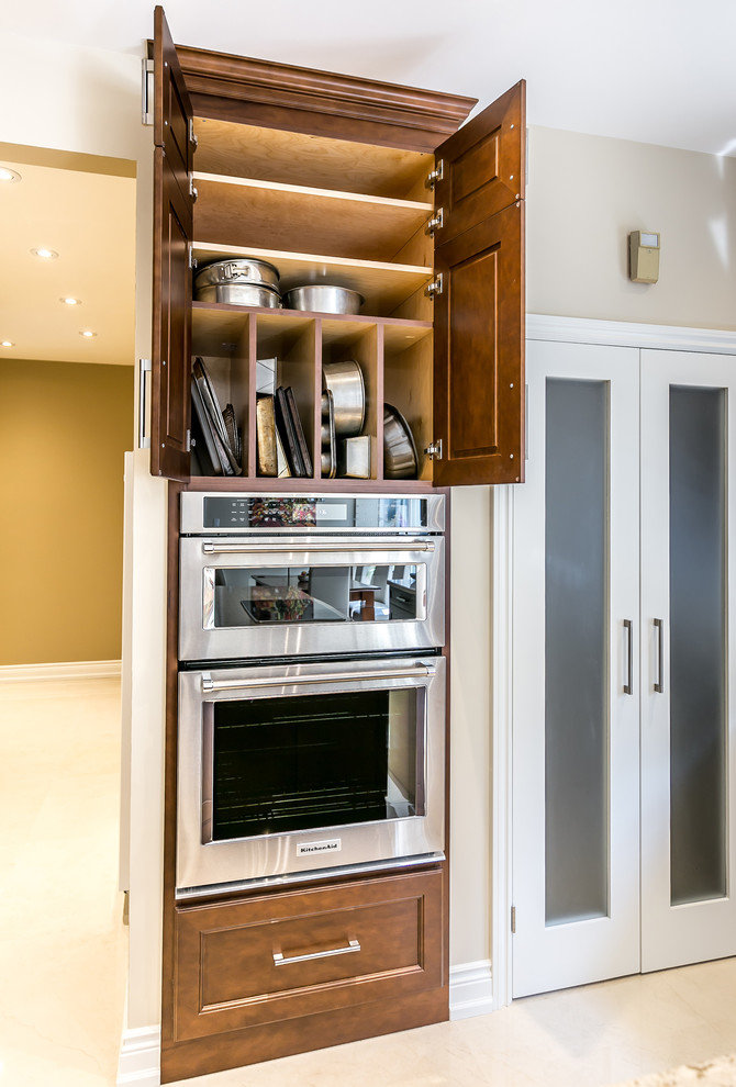 Transitional kitchen photo in Toronto