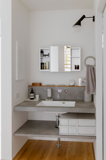 美崎町の家 scandinavo-bagno-di-servizio