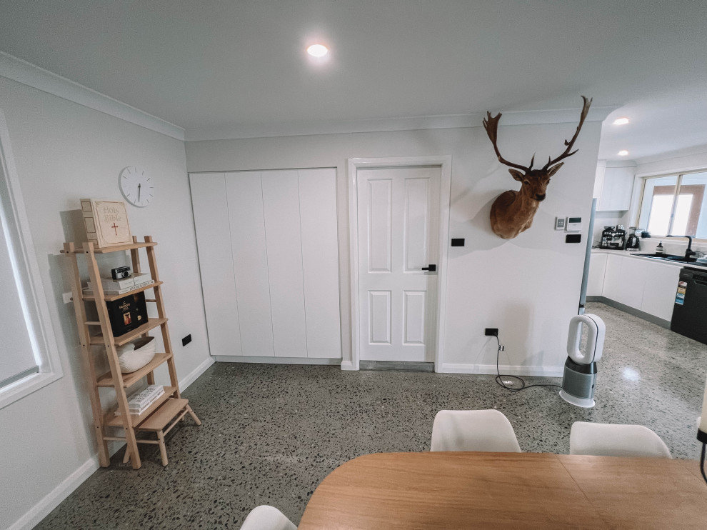 На фото: гостиная-столовая среднего размера в скандинавском стиле с белыми стенами, бетонным полом, серым полом, деревянным потолком и деревянными стенами с