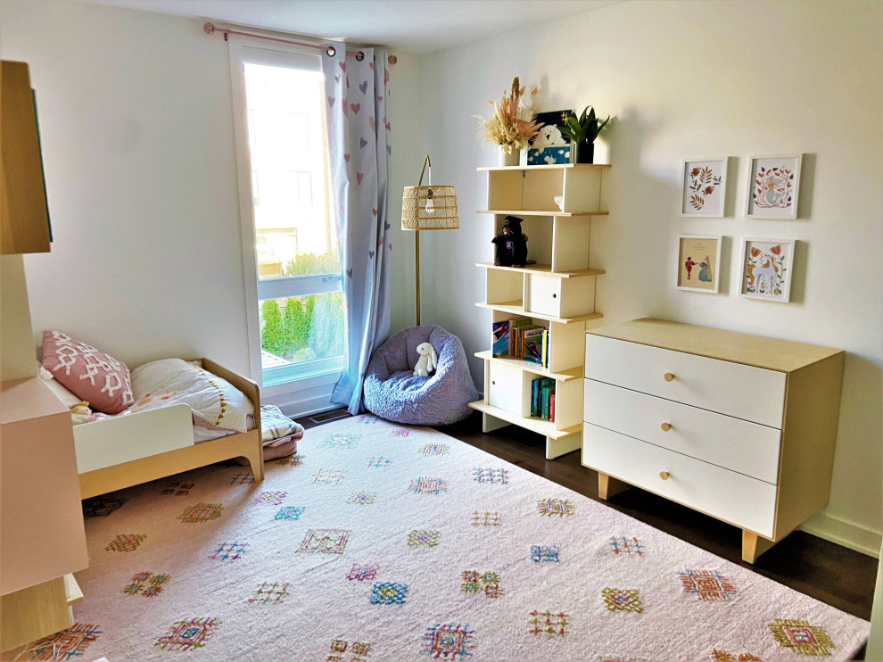 Aménagement d'une chambre d'enfant de 1 à 3 ans contemporaine de taille moyenne avec un mur blanc et moquette.