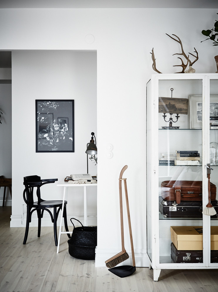 Design ideas for a scandinavian home office in Gothenburg.
