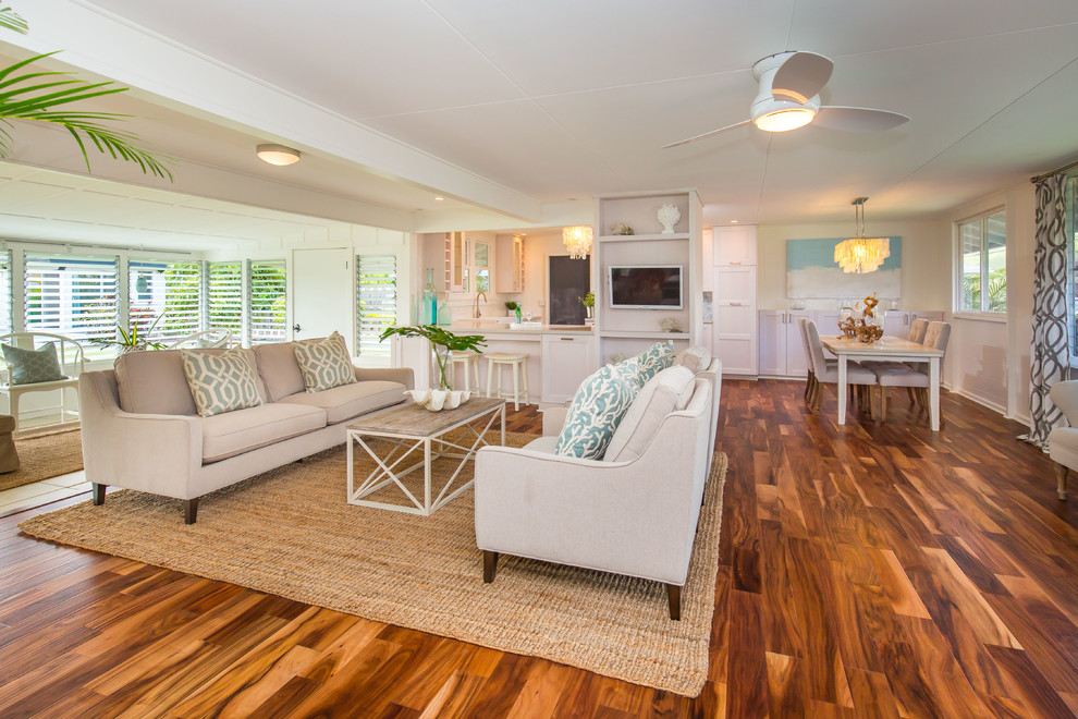 Photo of a beach style living room in Hawaii.