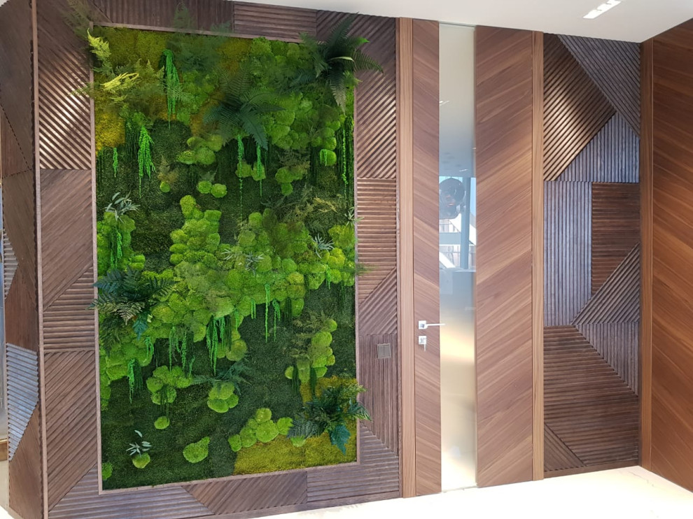 Большое панно стабилизированного мха в апартаментах