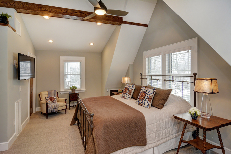 ニューアークにある中くらいなトラディショナルスタイルのおしゃれな主寝室 (緑の壁、カーペット敷き、茶色い床、三角天井)
