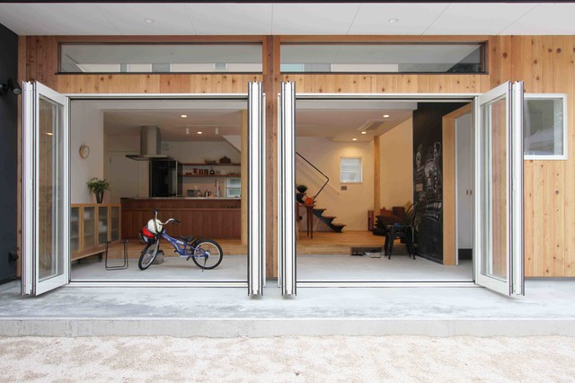 土間リビングの家 moderno-porche
