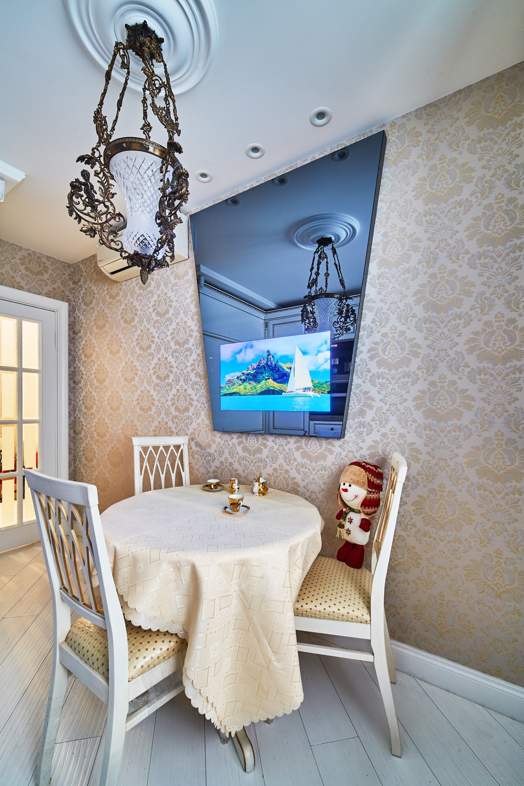 Дизайнерский телевизор на кухню