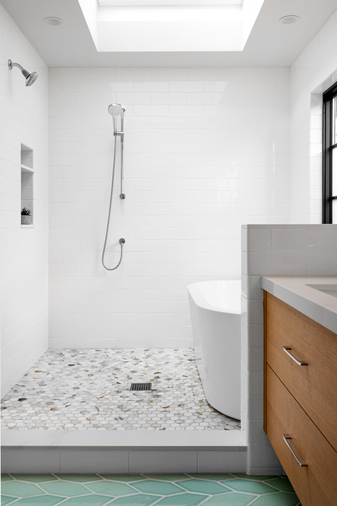 Idéer för mellanstora retro vitt en-suite badrum, med släta luckor, skåp i mellenmörkt trä, ett fristående badkar, våtrum, en toalettstol med hel cisternkåpa, grön kakel, keramikplattor, vita väggar, klinkergolv i keramik, ett undermonterad handfat, bänkskiva i kvarts, grönt golv och med dusch som är öppen