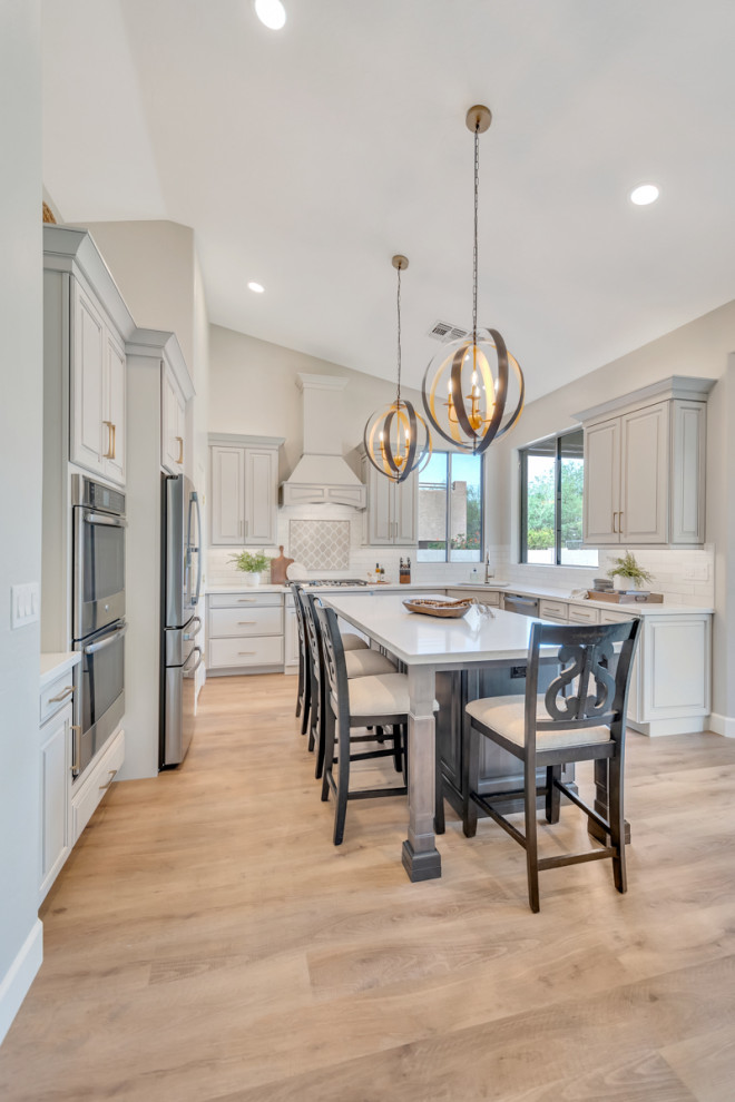 Kitchen - transitional kitchen idea in Phoenix