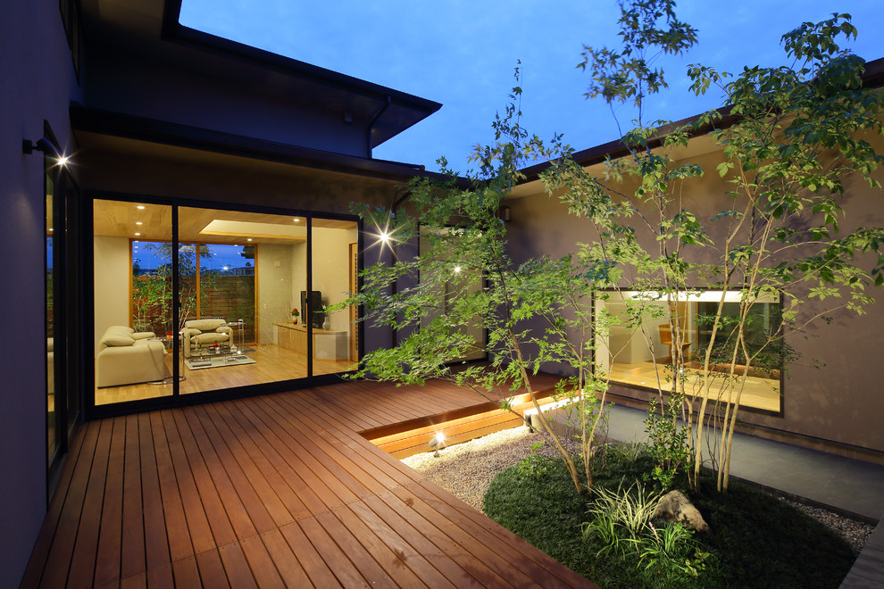 Inspiration for an asian courtyard and ground level deck in Kyoto with no cover.