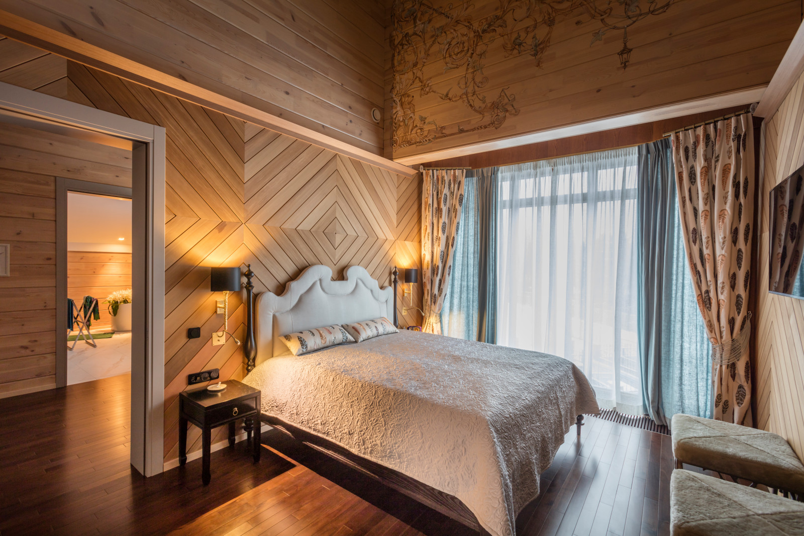 Стеновая панель. Кровать. Прикроватная тумба.