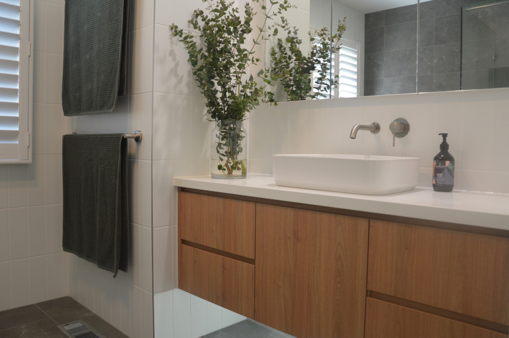Inspiration for a contemporary bathroom in Melbourne.