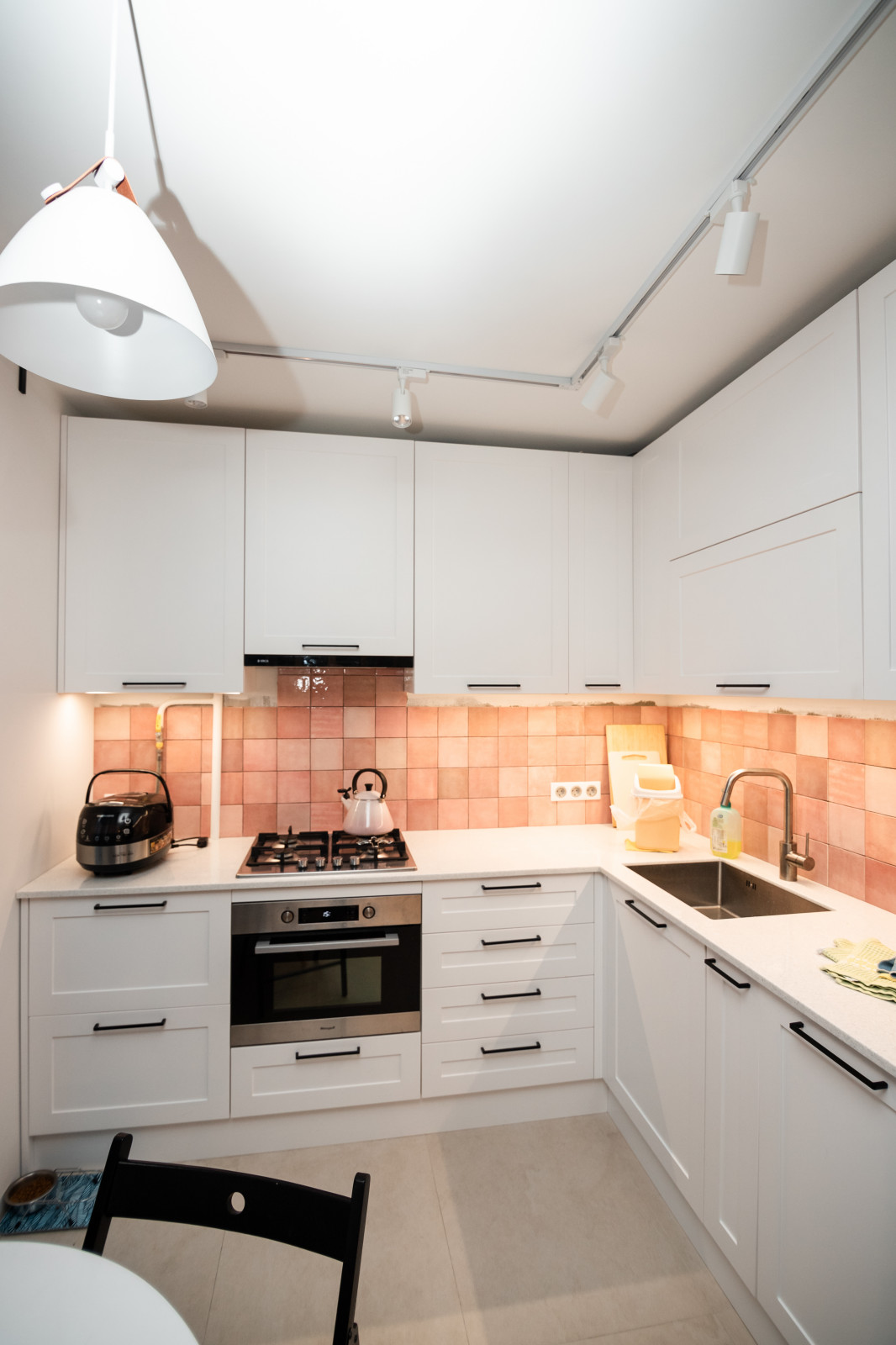 Белая небольшая кухня в стиле неоклассика