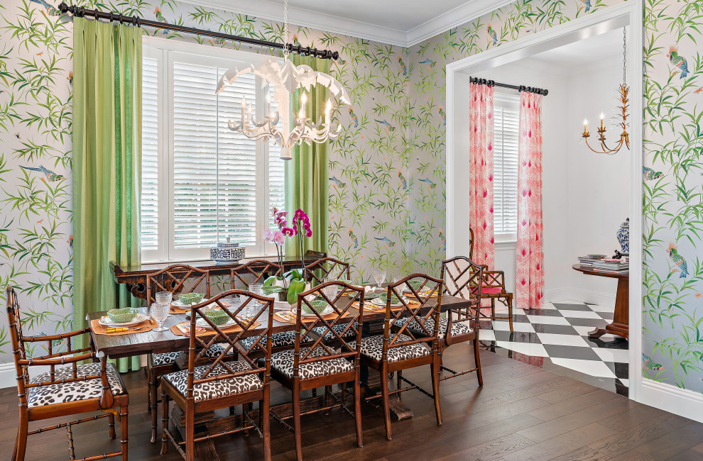 Immagine di una grande sala da pranzo aperta verso la cucina tropicale con pareti con effetto metallico, parquet scuro, pavimento marrone e carta da parati