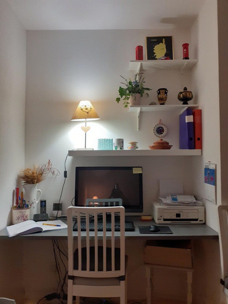 Cette photo montre un petit bureau romantique avec un mur blanc, un sol en vinyl, aucune cheminée, un bureau intégré et un sol beige.