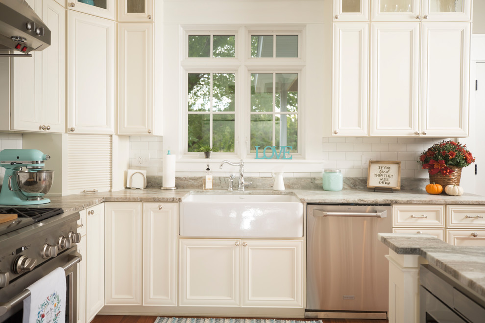 Example of a transitional kitchen design in Chicago