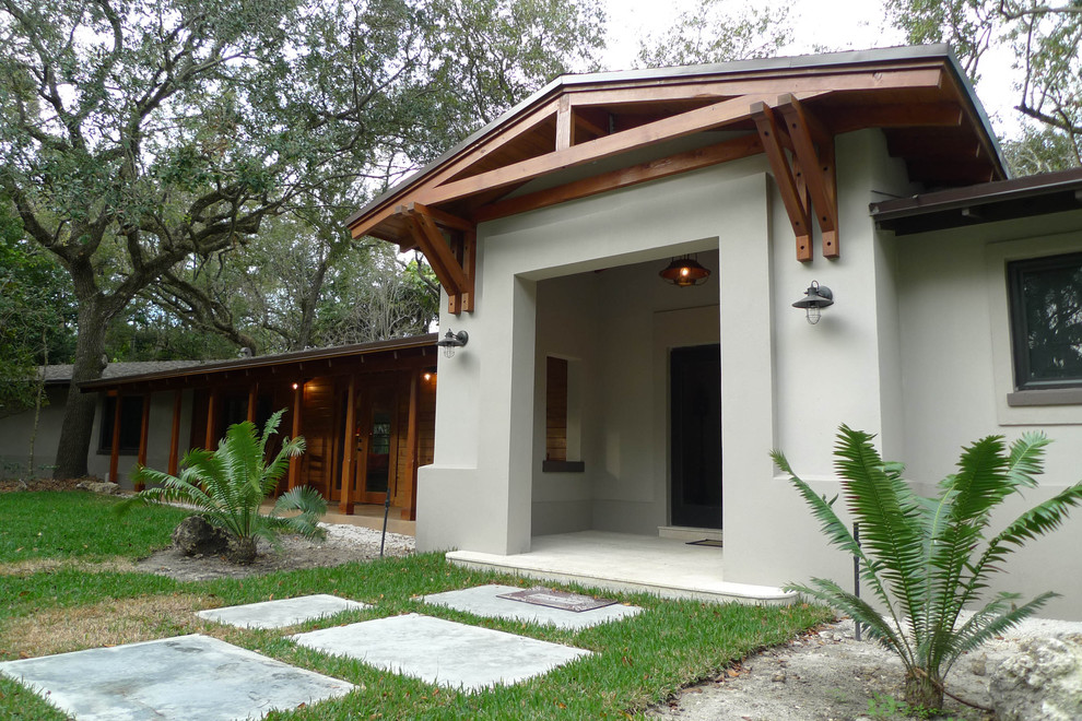 Photo of a contemporary one-storey exterior in Miami.