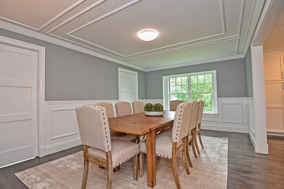 Foto di una sala da pranzo aperta verso la cucina chic di medie dimensioni con pareti grigie, parquet scuro, pavimento grigio, soffitto in legno e pannellatura