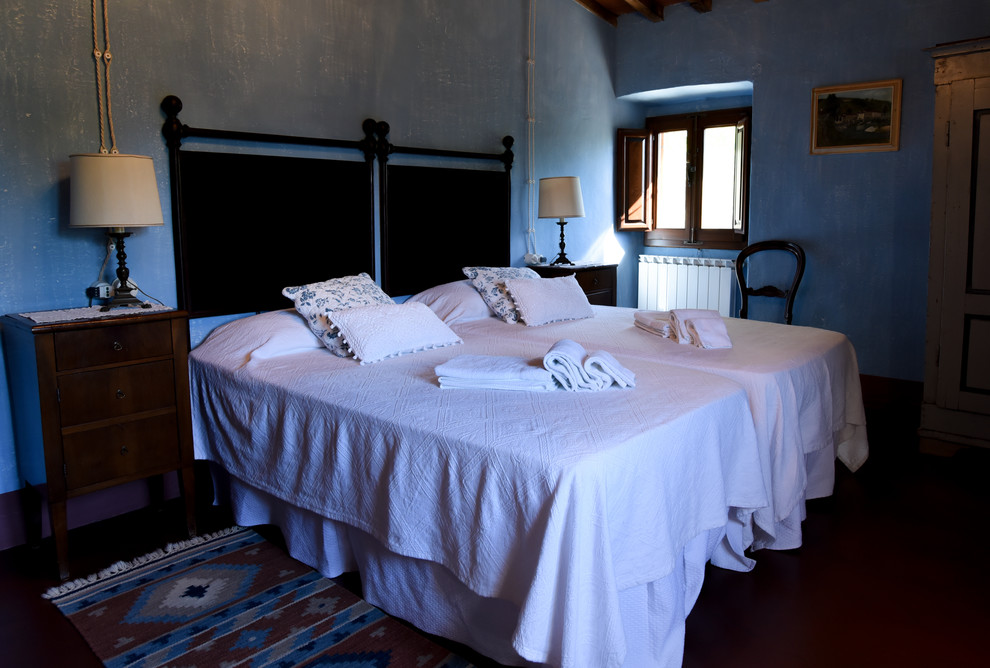 フィレンツェにあるカントリー風のおしゃれな寝室のレイアウト