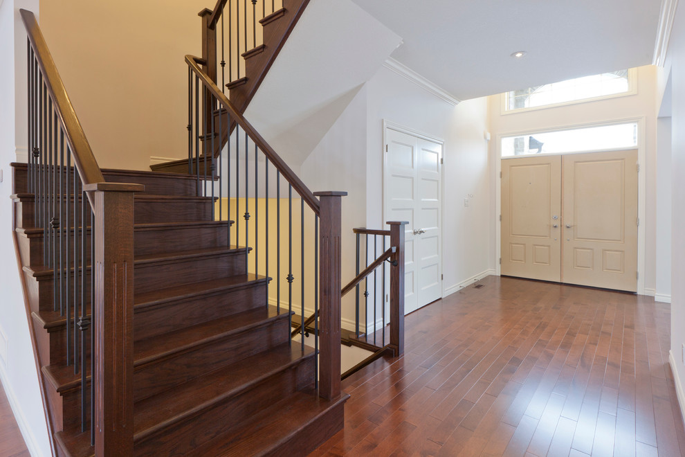 Example of a transitional entryway design in Toronto