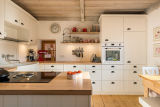 Cuisine Avec Un Placard A Porte Persienne Et Un Electromenager Blanc Photos Et Idees Deco De Cuisines