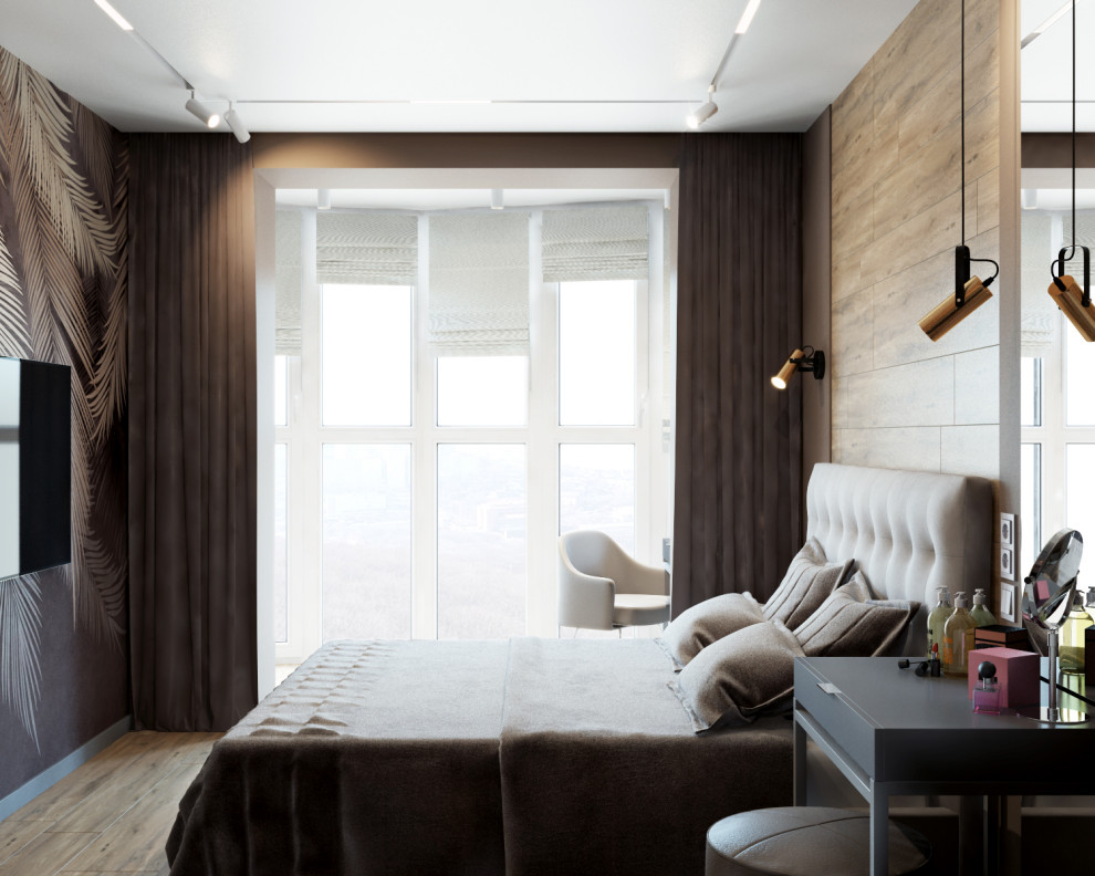 Modelo de dormitorio principal y blanco y madera contemporáneo de tamaño medio sin chimenea con paredes beige, suelo de madera en tonos medios, suelo beige y papel pintado