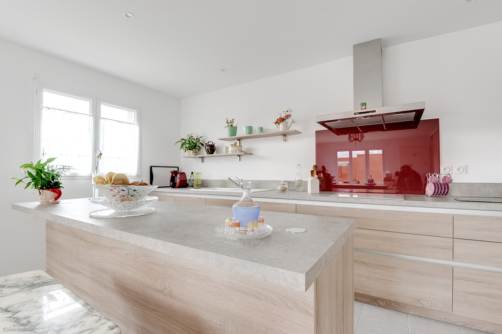 Design ideas for a small modern single-wall eat-in kitchen in Toulouse with a single-bowl sink, laminate benchtops, red splashback, glass sheet splashback, stainless steel appliances, ceramic floors, with island and beige floor.