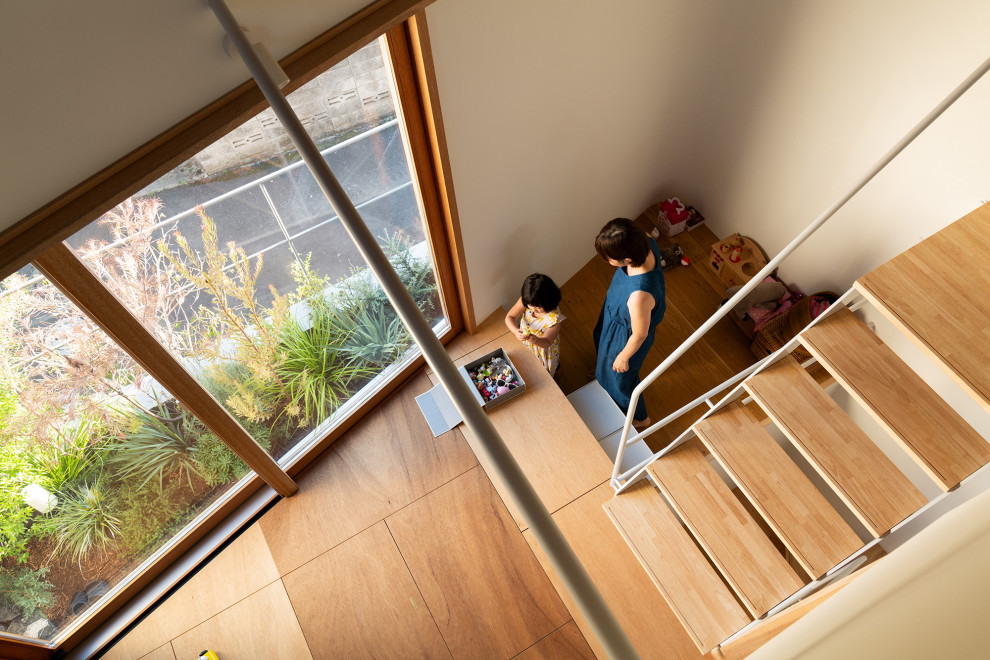 Mittelgroßes, Fernseherloses, Offenes Modernes Wohnzimmer mit weißer Wandfarbe, Sperrholzboden, weißem Boden, Holzdielendecke und Holzdielenwänden in Tokio