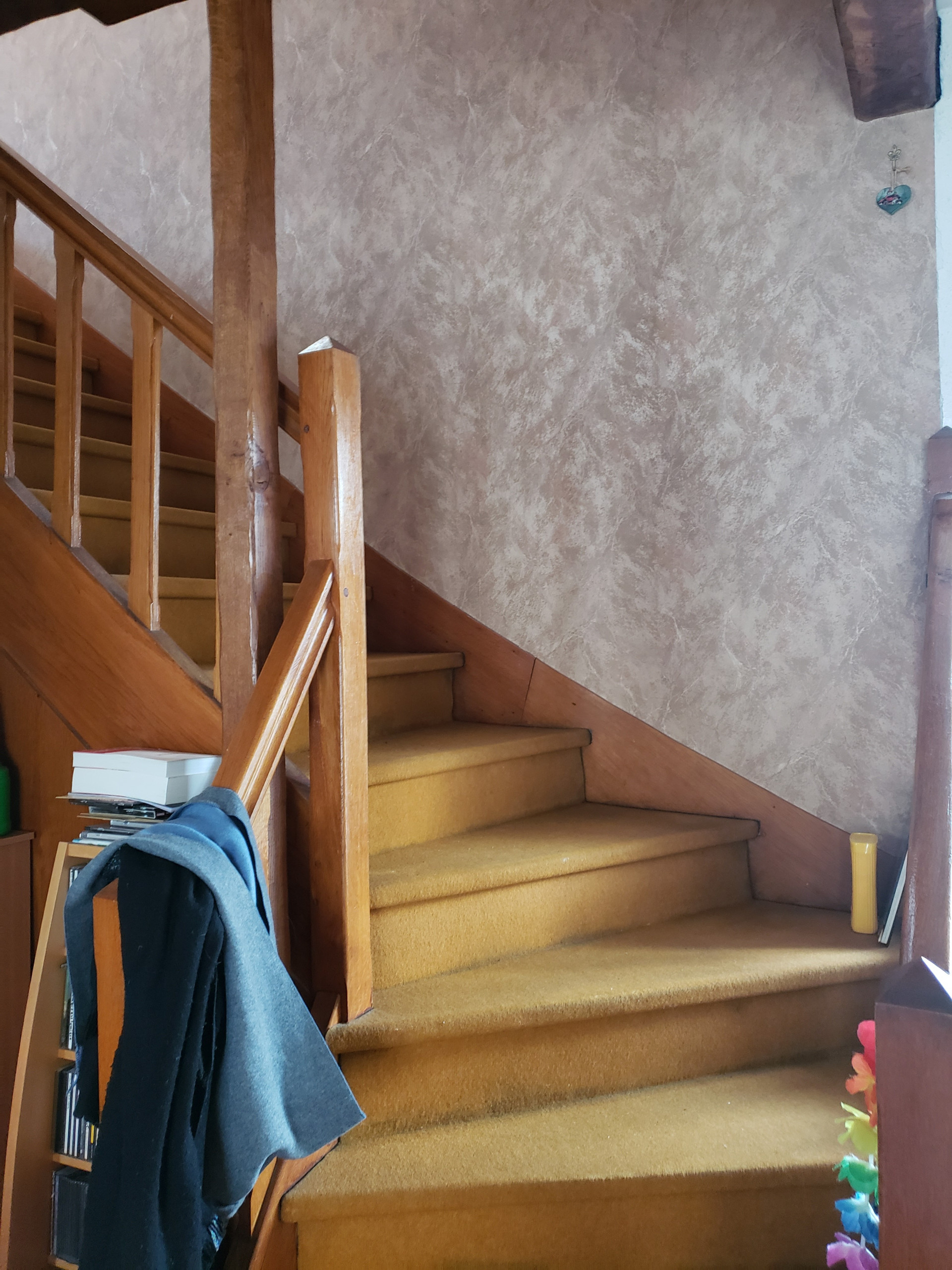 Avant travaux - L'escalier recouvert de moquette