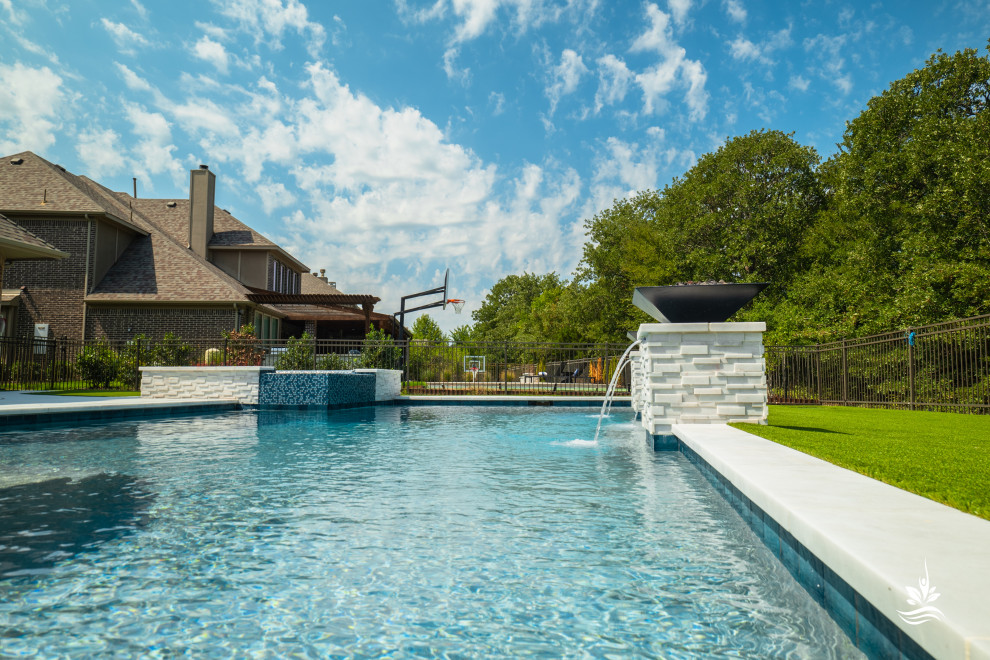 Idée de décoration pour un grand piscine avec aménagement paysager arrière minimaliste rectangle avec une terrasse en bois.