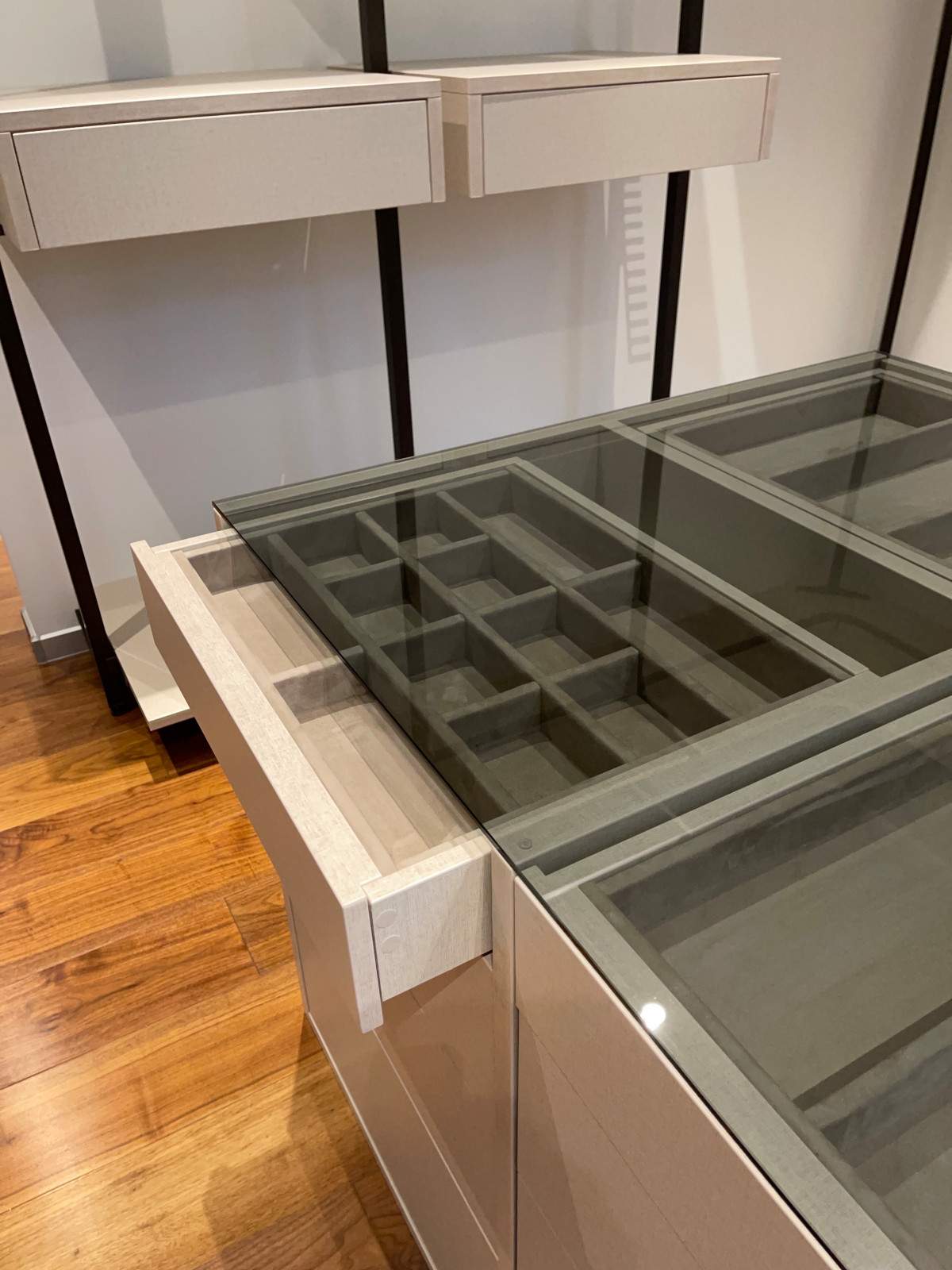 Распашной шкаф с системой RPE raumplus и Гардеробная система UNO raumplus