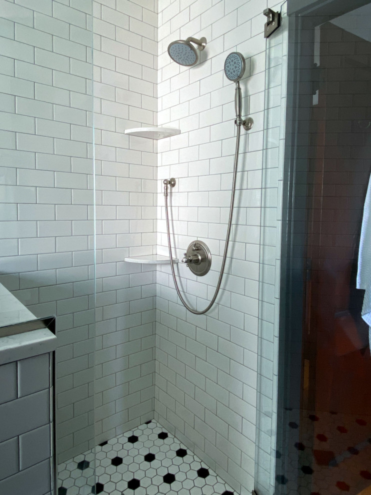 Стильный дизайн: главная ванная комната в классическом стиле с фасадами с выступающей филенкой, серыми фасадами, ванной на ножках, раздельным унитазом, белой плиткой, плиткой кабанчик, синими стенами, полом из керамогранита, врезной раковиной, столешницей из искусственного кварца, белым полом, душем с распашными дверями, тумбой под одну раковину и встроенной тумбой - последний тренд