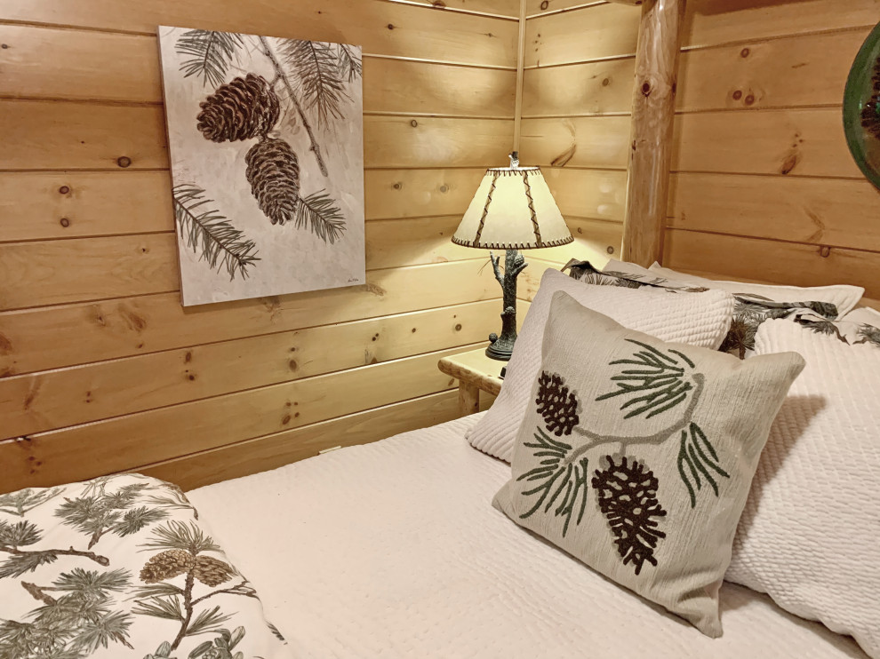 Стильный дизайн: гостевая спальня среднего размера, (комната для гостей) в стиле фьюжн с паркетным полом среднего тона, деревянным потолком и деревянными стенами - последний тренд