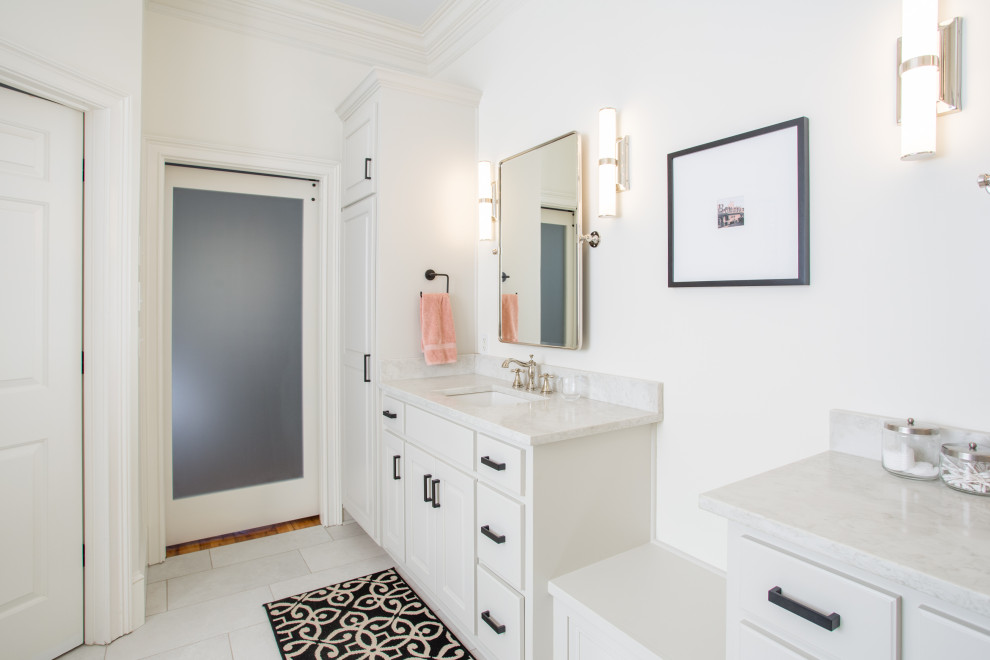 Transitional home design photo in Atlanta